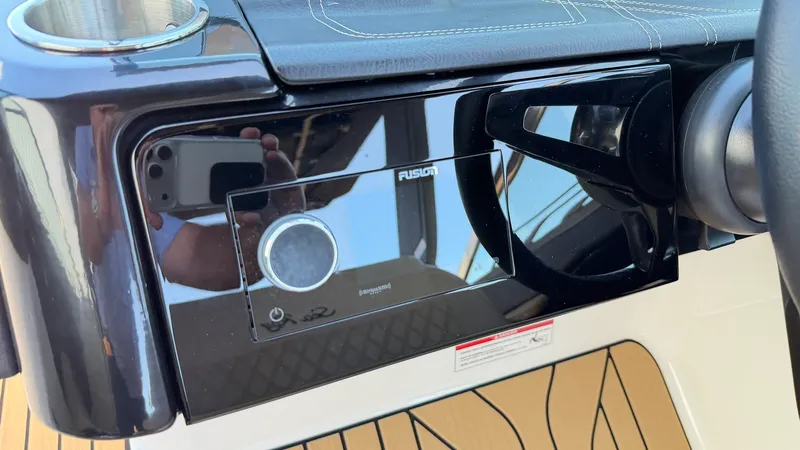 Slide: The Image of Sea Ray 280 SXO 2025 - 23