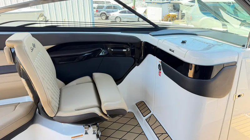 Slide: The Image of Sea Ray 280 SXO 2025 - 25