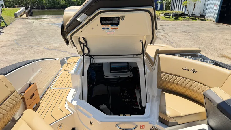 Slide: The Image of Sea Ray 280 SXO 2025 - 15