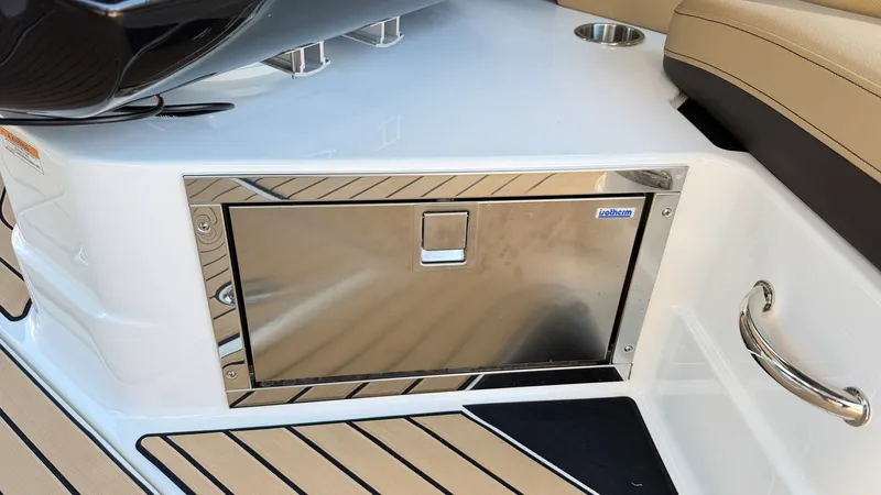 Slide: The Image of Sea Ray 280 SXO 2025 - 19