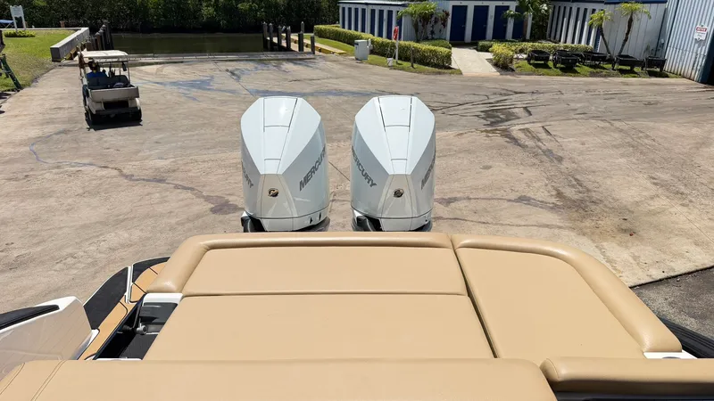Slide: The Image of Sea Ray 280 SXO 2025 - 10