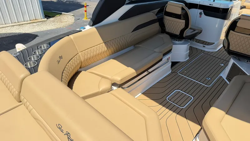Slide: The Image of Sea Ray 280 SXO 2025 - 12