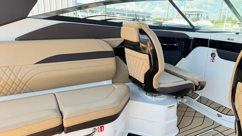 Slide: The Image of Sea Ray 280 SXO 2025 - 13