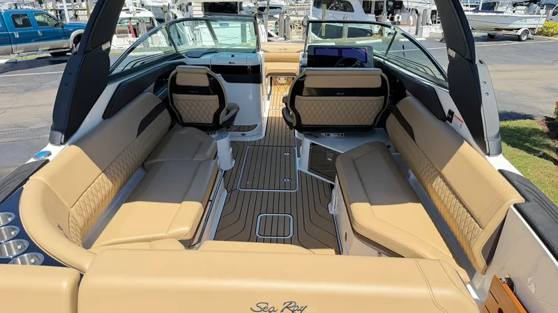 Slide: The Image of Sea Ray 280 SXO 2025 - 11
