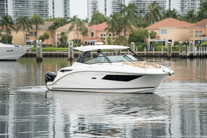 Slide: The Image of Sea Ray 320 SUNDANCER OB 2022 - 10