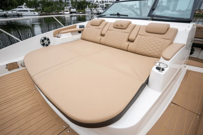 Slide: The Image of Sea Ray 320 SUNDANCER OB 2022 - 13