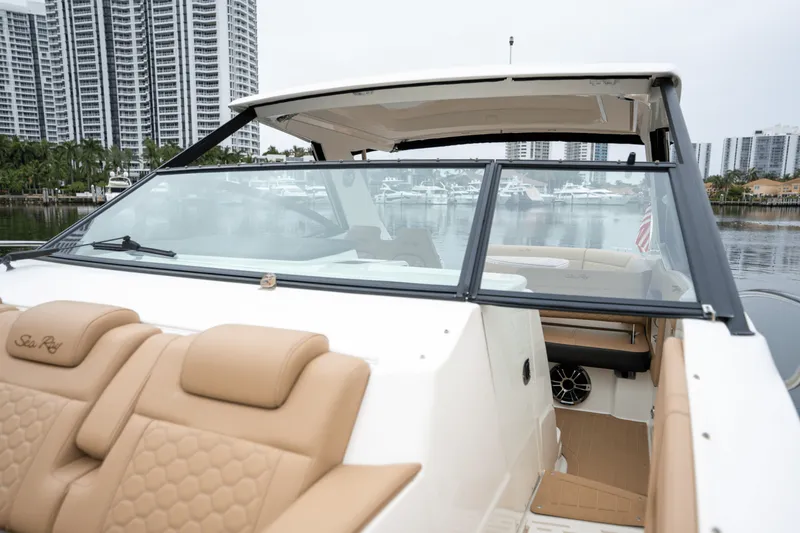 Slide: The Image of Sea Ray 320 SUNDANCER OB 2022 - 14