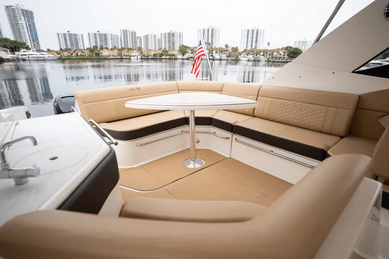 Slide: The Image of Sea Ray 320 SUNDANCER OB 2022 - 15