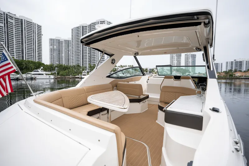 Slide: The Image of Sea Ray 320 SUNDANCER OB 2022 - 17
