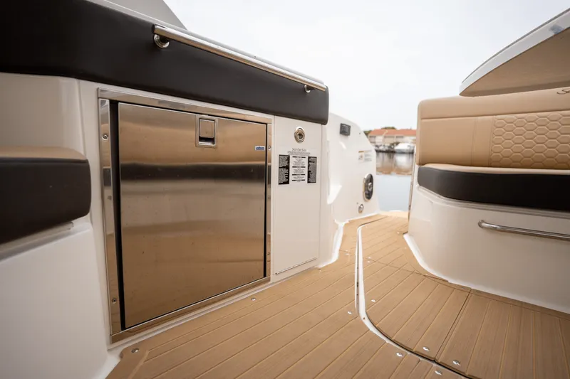 Slide: The Image of Sea Ray 320 SUNDANCER OB 2022 - 20