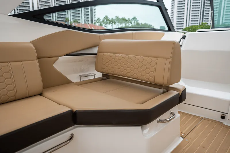 Slide: The Image of Sea Ray 320 SUNDANCER OB 2022 - 21