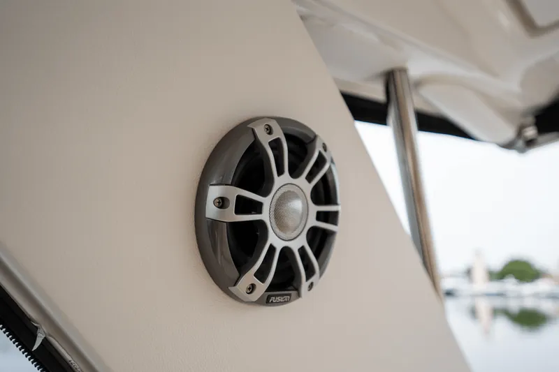 Slide: The Image of Sea Ray 320 SUNDANCER OB 2022 - 25