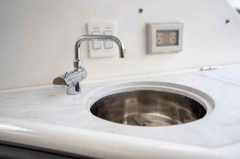 Slide: The Image of Sea Ray 320 SUNDANCER OB 2022 - 26