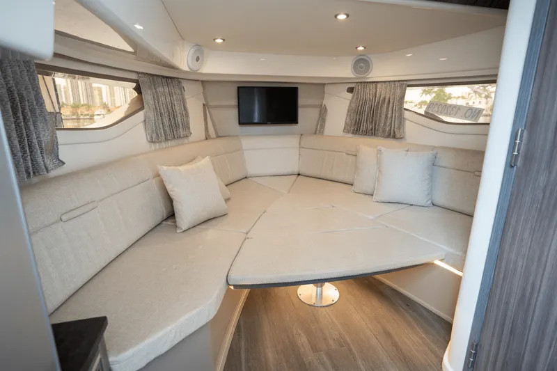 Slide: The Image of Sea Ray 320 SUNDANCER OB 2022 - 28