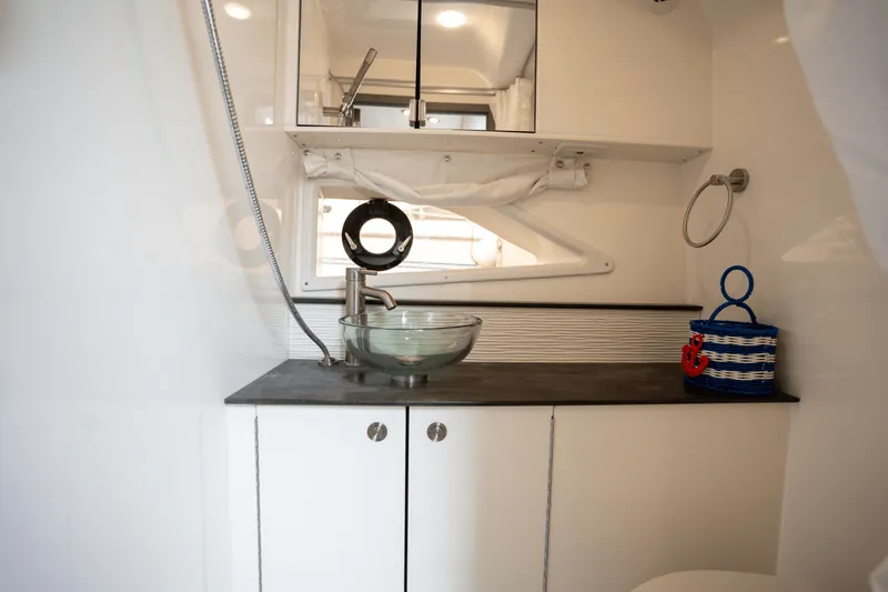 Slide: The Image of Sea Ray 320 SUNDANCER OB 2022 - 29