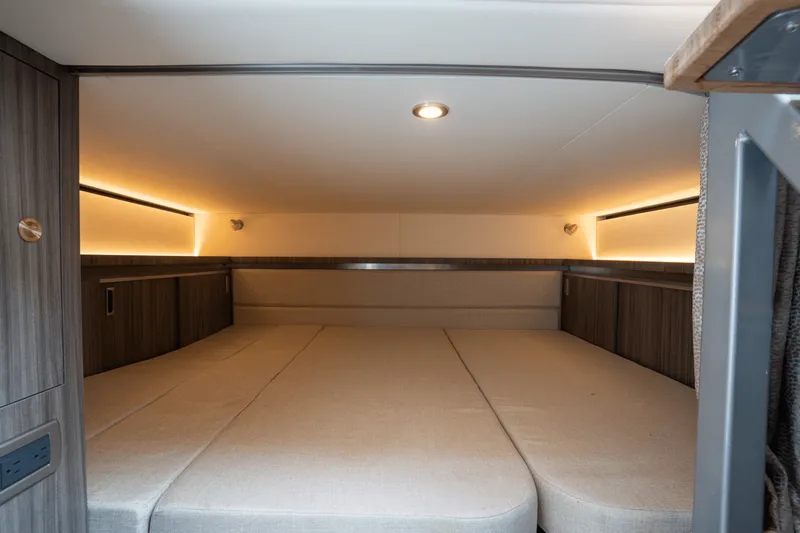 Slide: The Image of Sea Ray 320 SUNDANCER OB 2022 - 31