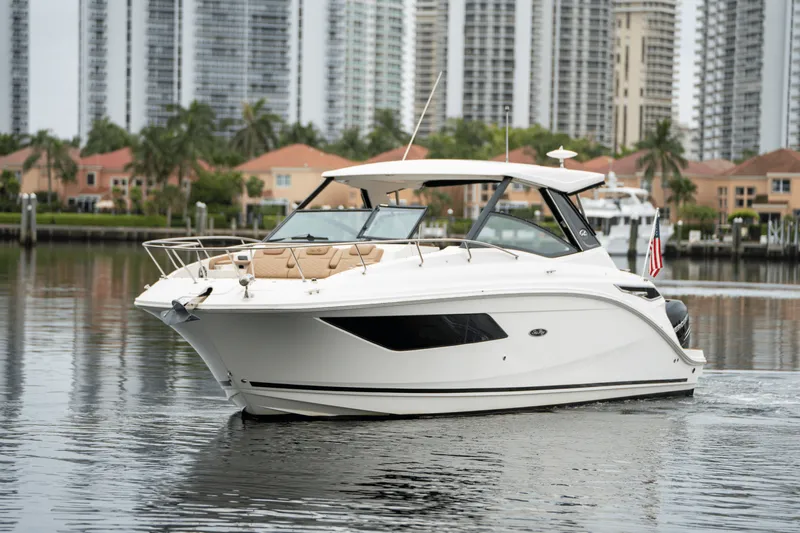 Slide: The Image of Sea Ray 320 SUNDANCER OB 2022 - 4