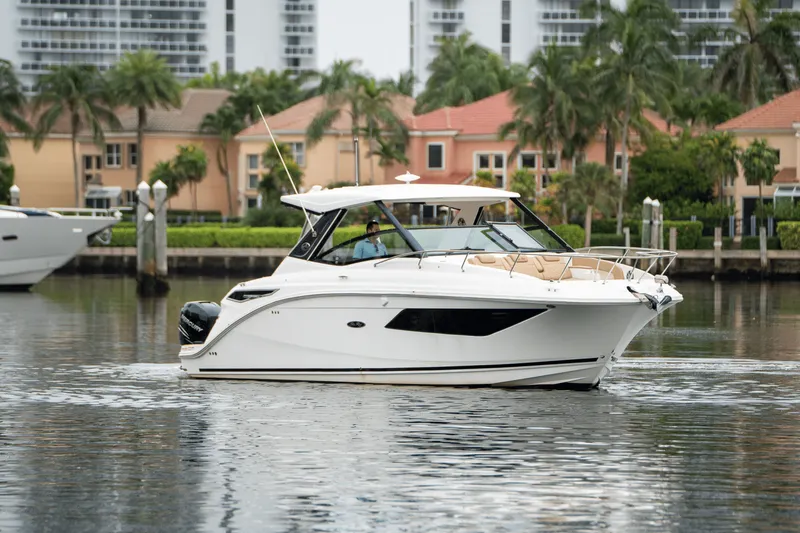 Slide: The Image of Sea Ray 320 SUNDANCER OB 2022 - 7