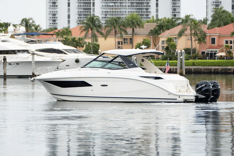 Slide: The Image of Sea Ray 320 SUNDANCER OB 2022 - 9