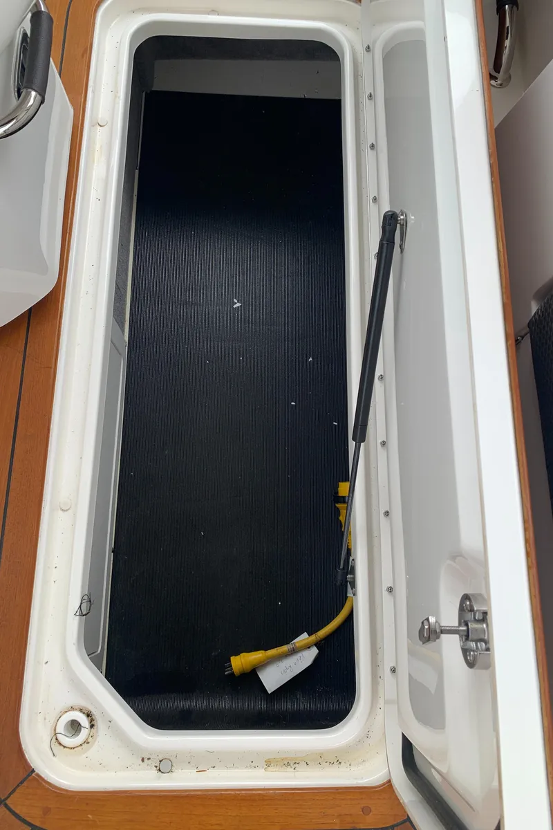 Slide: The Image of Cockpit sole storage - 31