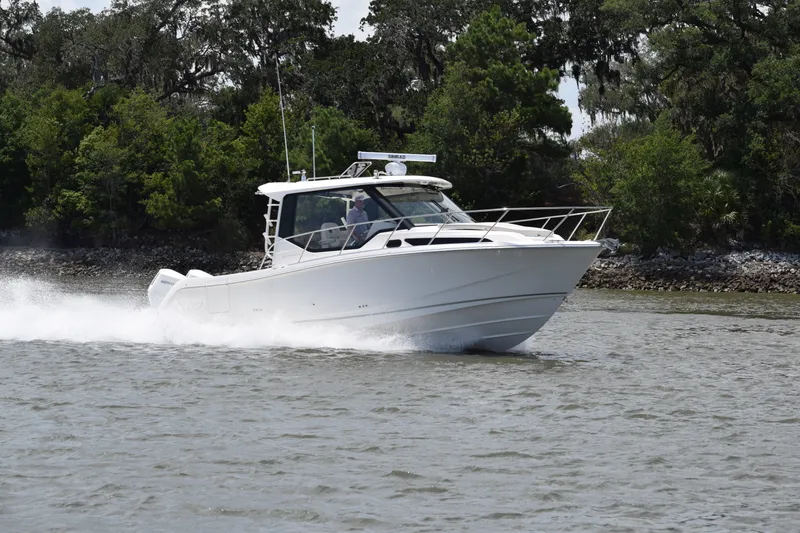 Slide: The Image of Boston Whaler 325 Conquest 2026 - 40
