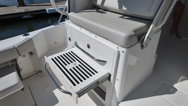 Slide: The Image of Boston Whaler 325 Conquest 2026 - 18