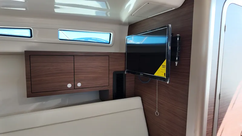 Slide: The Image of Boston Whaler 325 Conquest 2026 - 32