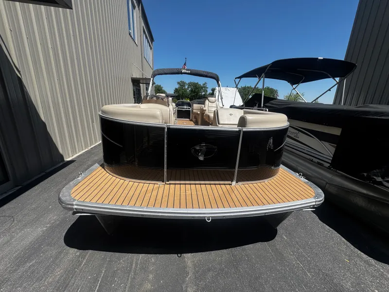 Slide: The Image of Tahoe LTZ2685 2017 - 10