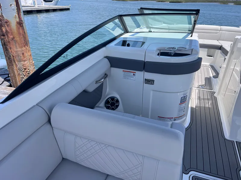 Slide: The Image of Sea Ray SDX 290 Outboard 2026 - 21