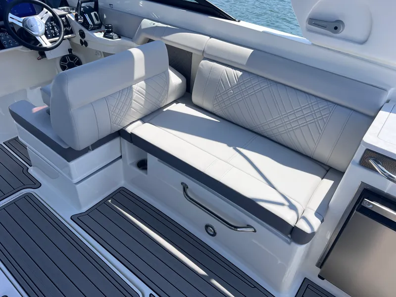 Slide: The Image of Sea Ray SDX 290 Outboard 2026 - 20