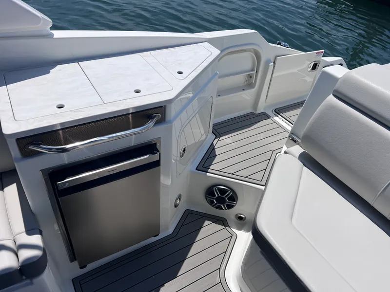Slide: The Image of Sea Ray SDX 290 Outboard 2026 - 18