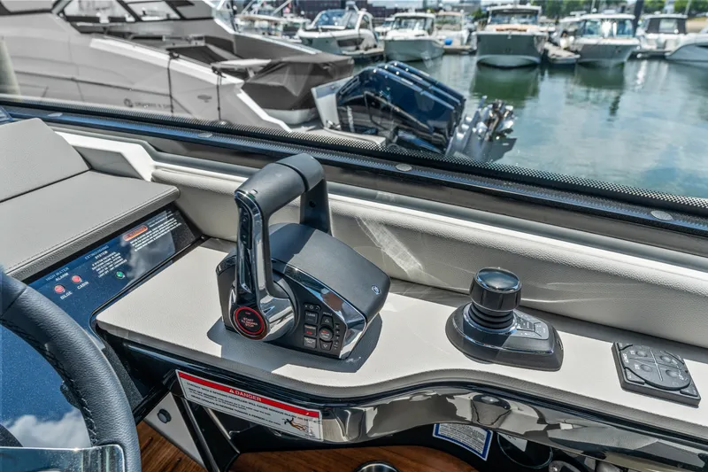 Slide: The Image of Sea Ray Sundancer 370 Outboard 2026 - 22