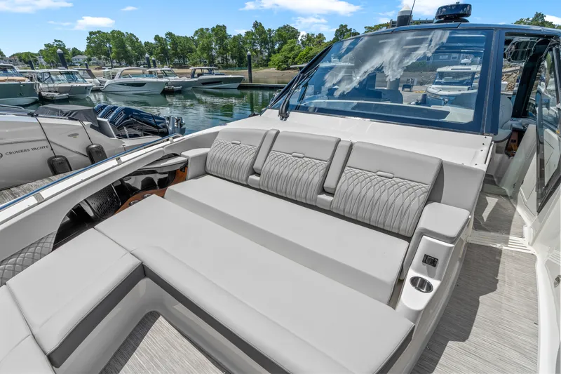 Slide: The Image of Sea Ray Sundancer 370 Outboard 2026 - 40