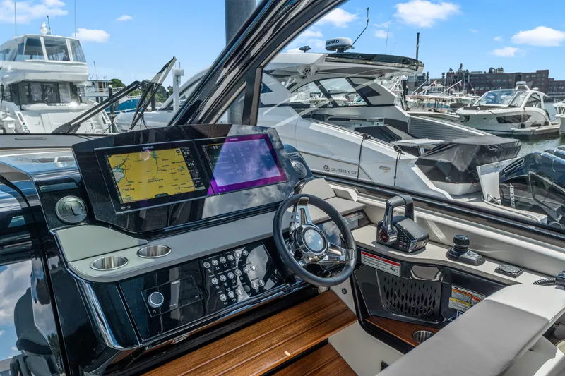 Slide: The Image of Sea Ray Sundancer 370 Outboard 2026 - 20