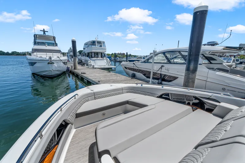 Slide: The Image of Sea Ray Sundancer 370 Outboard 2026 - 38