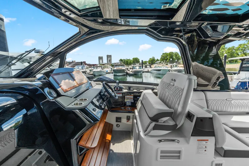 Slide: The Image of Sea Ray Sundancer 370 Outboard 2026 - 19