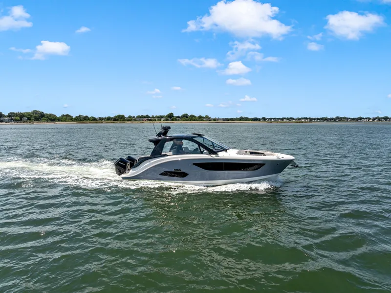 The Image of Sea Ray Sundancer 370 Outboard 2026 - 0
