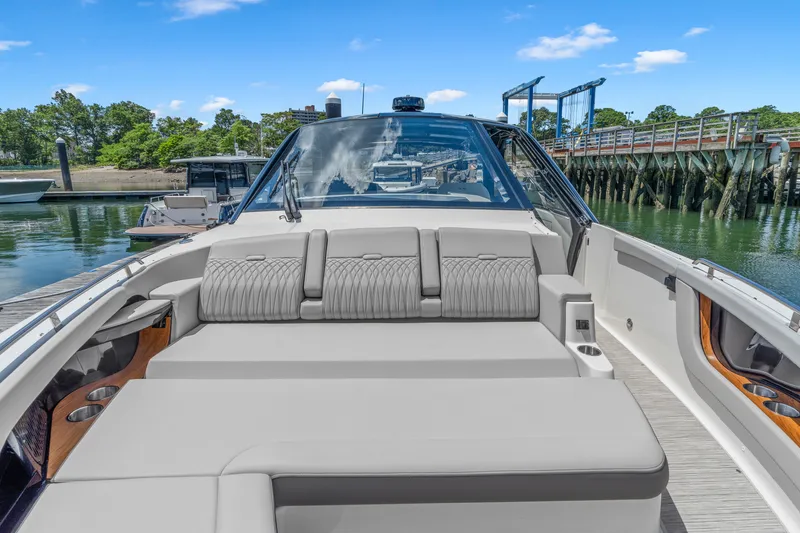 Slide: The Image of Sea Ray Sundancer 370 Outboard 2026 - 39