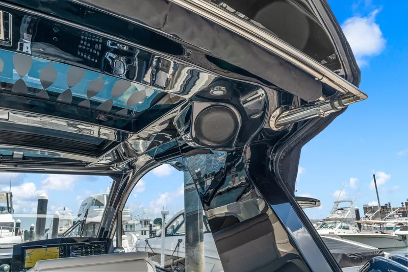 Slide: The Image of Sea Ray Sundancer 370 Outboard 2026 - 15