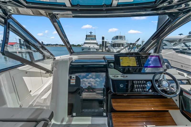 Slide: The Image of Sea Ray Sundancer 370 Outboard 2026 - 23