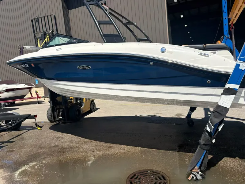 Slide: The Image of Sea Ray 210 SPX 2023 - 2