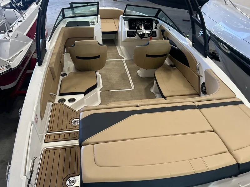 Slide: The Image of Sea Ray 210 SPX 2023 - 6