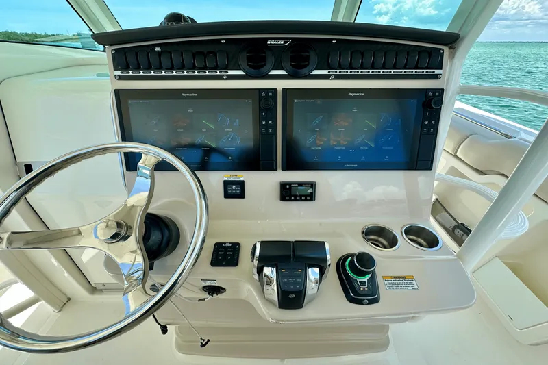 Slide: The Image of Boston Whaler 380 OUTRAGE 2018 - 25