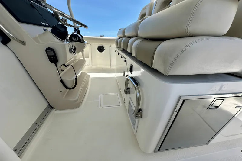 Slide: The Image of Boston Whaler 380 OUTRAGE 2018 - 26