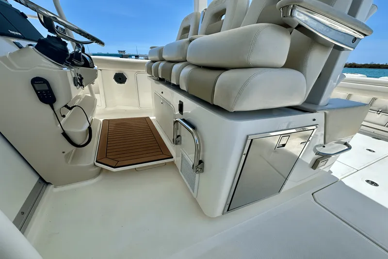 Slide: The Image of Boston Whaler 380 OUTRAGE 2018 - 27