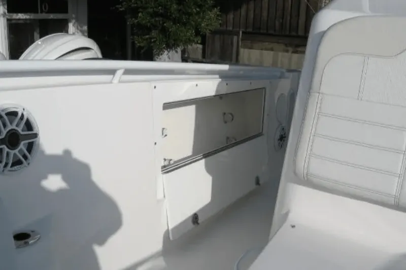 Slide: The Image of EdgeWater 325CC 2024 - 10