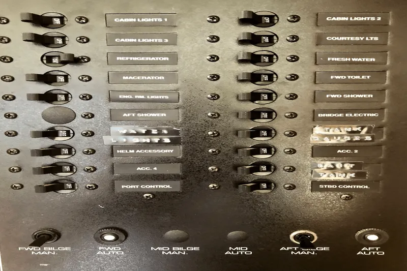 Slide: The Image of Silverton 351 SEDAN CRUISER 2000 - 27