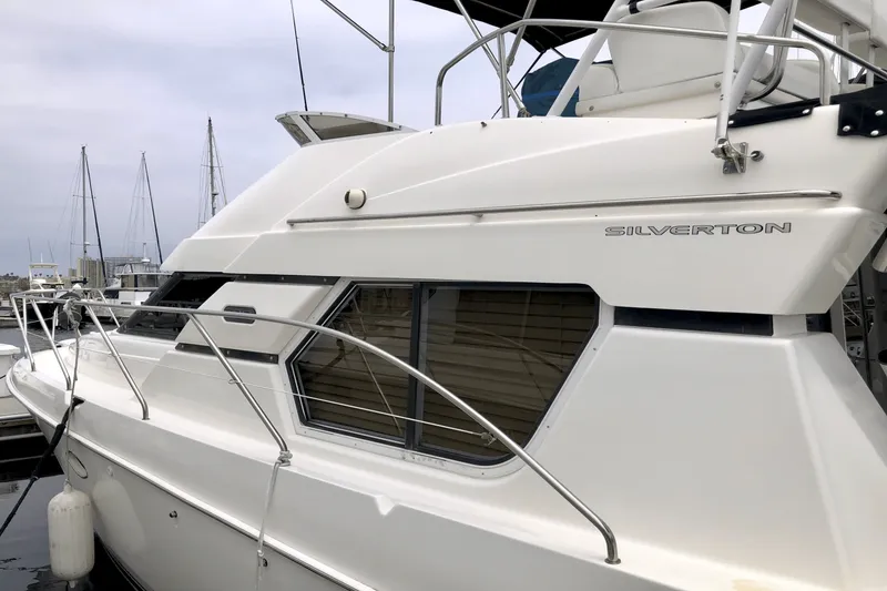 Slide: The Image of Silverton 351 SEDAN CRUISER 2000 - 3