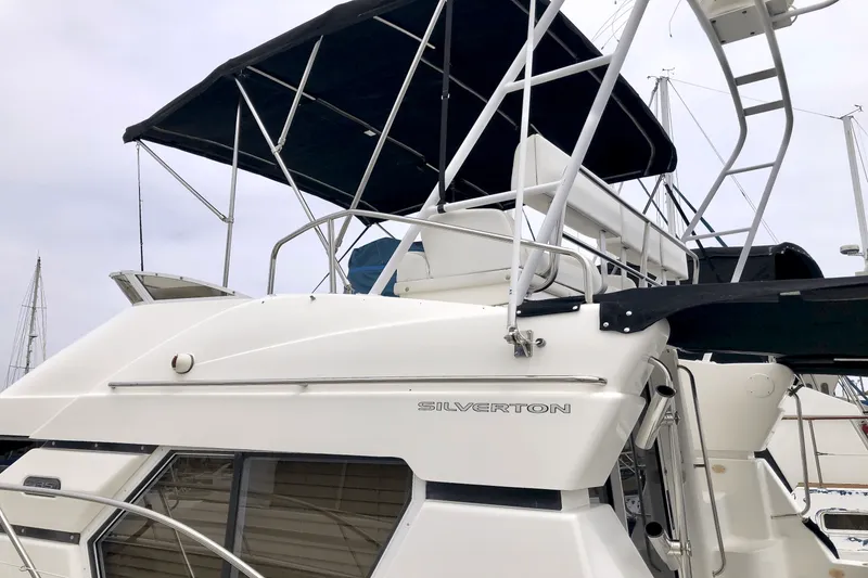 Slide: The Image of Silverton 351 SEDAN CRUISER 2000 - 4