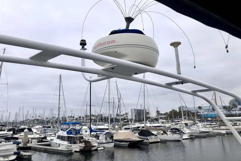 Slide: The Image of Silverton 351 SEDAN CRUISER 2000 - 6